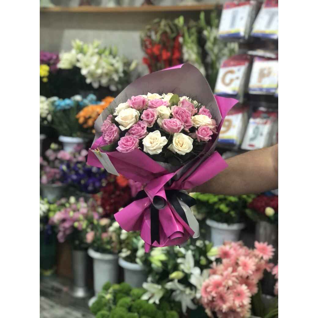 20 adet pembe-beyaz gül buketi
